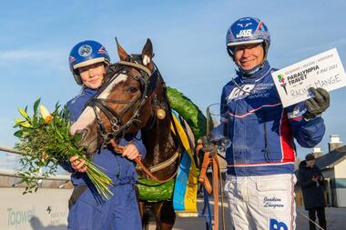 Joakim und Mathilda Lövgren mit Racing Mange (Foto: travronden.se) Joakim und Mathilda Lövgren mit Racing Mange (Foto: travronden.se)