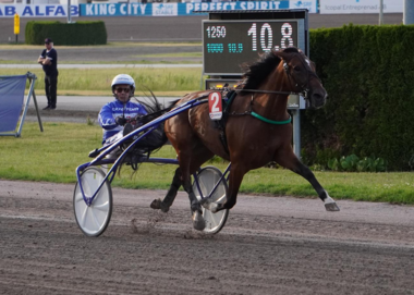 Zum dritten Mal unter 1:11 - Filippa B.J. mit Jorma Kontio (Foto: Facebook Solvalla) Zum dritten Mal unter 1:11 - Filippa B.J. mit Jorma Kontio (Foto: Facebook Solvalla)