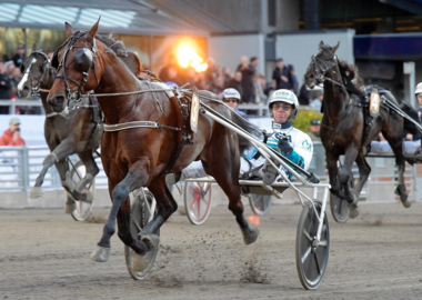 Francesco Zet und Örjan Kihlström im Svenskt Trav-Kriterium (Foto: Facebook Solvalla) Francesco Zet und Örjan Kihlström im Svenskt Trav-Kriterium (Foto: Facebook Solvalla)