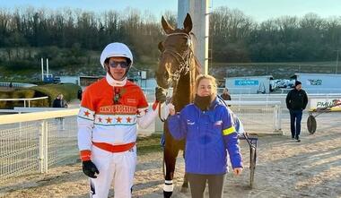 Mister Ed Heldia mit Robbin Bot (im Brocker-Dress) und Pflegerin Milena (Foto: Instagram teamnimczyk) Mister Ed Heldia mit Robbin Bot (im Brocker-Dress) und Pflegerin Milena (Foto: Instagram teamnimczyk)