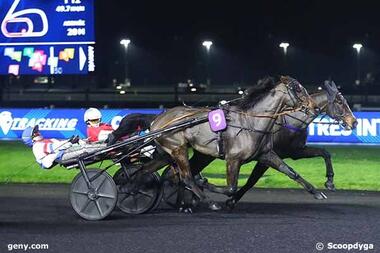 Eric Raffin (9) fängt Gerhard Mayr auf der Linie ab