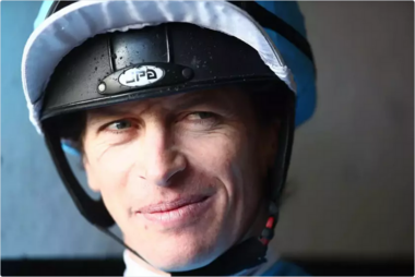 Damien Bonne sitzt am Amérique-Wochenende eine Peitschenstrafe ab (Foto: equidia.fr) Damien Bonne sitzt am Amérique-Wochenende eine Peitschenstrafe ab (Foto: equidia.fr)