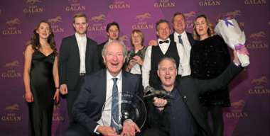 Das Team um Traber des Jahres Dream Mine (Foto: Expressen)