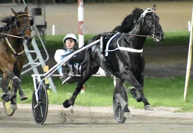 Sister Sledge mit Örjan Kihlström (Foto: twitter @BerniesRacing) Sister Sledge mit Örjan Kihlström (Foto: twitter @BerniesRacing)