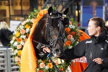 Aetos Kronos mit Pflegerin Heli Tarrimaa (Foto: Facebook Solvalla) Aetos Kronos mit Pflegerin Heli Tarrimaa (Foto: Facebook Solvalla)