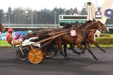 Kampfankunft im Prix de Château Chinon (Foto: canalturf.com) Kampfankunft im Prix de Château Chinon (Foto: canalturf.com)