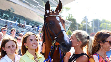 La vedette des vedettes - Liza Josselyn war der Star unter den Starts (Foto: letrot.com) La vedette des vedettes - Liza Josselyn war der Star unter den Starts (Foto: letrot.com)