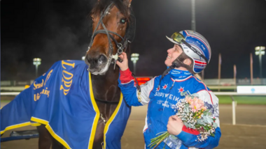 In einer anderen Liga: Tetrick Wania mit Riina Rekilä (Foto: Facebook Jägersro Trav) In einer anderen Liga: Tetrick Wania mit Riina Rekilä (Foto: Facebook Jägersro Trav)