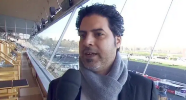 Ahmed Osilan, Präsident des Saheel-Pferdeprojekts, im Gespräch mit Equidia