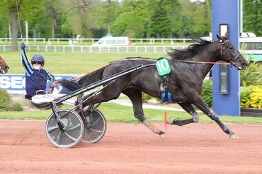 Sensationeller Iguski Sautonne im Atlantique (Foto: canalturf.com) Sensationeller Iguski Sautonne im Atlantique (Foto: canalturf.com)