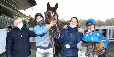 Siegerehrung mit Trainer Laurent-Claude Abrivard (l.) und Mathilde Colas (r.) - Foto: province-courses.fr Siegerehrung mit Trainer Laurent-Claude Abrivard (l.) und Mathilde Colas (r.) - Foto: province-courses.fr