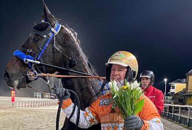 Michael Nimczyk mit seinem zweiten Tagessieger Izzi's Newport (Foto: Facebook Jägersro) Michael Nimczyk mit seinem zweiten Tagessieger Izzi's Newport (Foto: Facebook Jägersro)