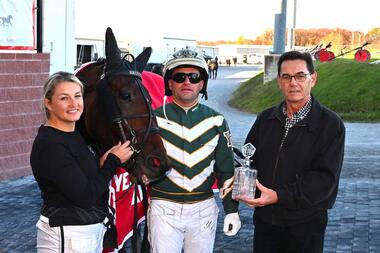 Yannik Gingras - hier mit Brunella und Trainerin Nancy Takter - gewann beide Läufe der Matron Stakes Yannik Gingras - hier mit Brunella und Trainerin Nancy Takter - gewann beide Läufe der Matron Stakes