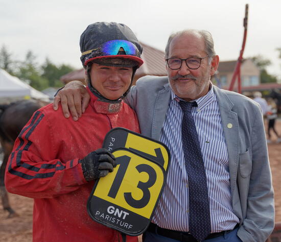 deux-hommes-heureux-anthony-tintiller-qui-remporte-la-course-et-le-president-de-la-societe-hippique-de-la-loire-gerard-vacher-ce-mercredi-sur-l-hipp...