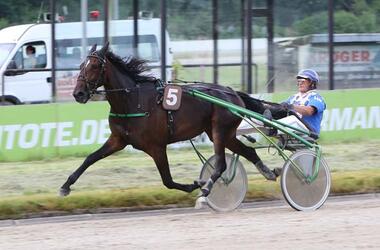 On Vogue gewinnt den Jugend-Preis Trial 2