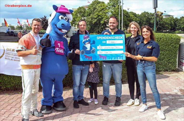 Scheckübergabe Copyright traberpixx.de