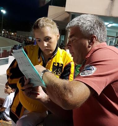 Taktikbesprechung mit Vater Roman